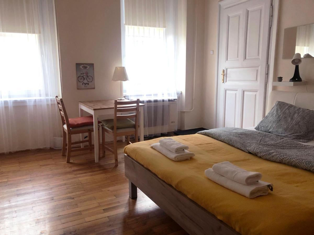 V57 Apartment Oktogon Budapest Bagian luar foto